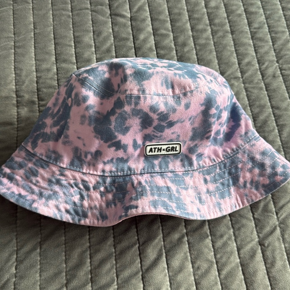 Girls Athleta recersable bucket hat